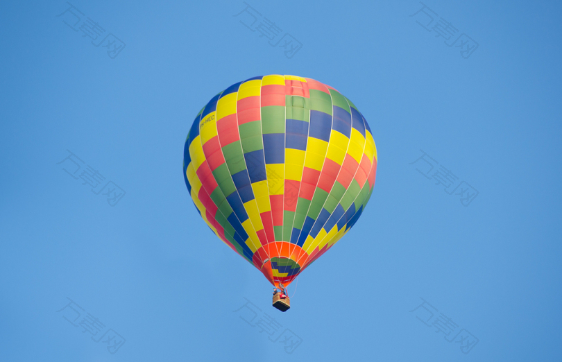 热气球多彩蓝色的天空积云空气热气球天空飞行蓝色乐趣浮动交通
