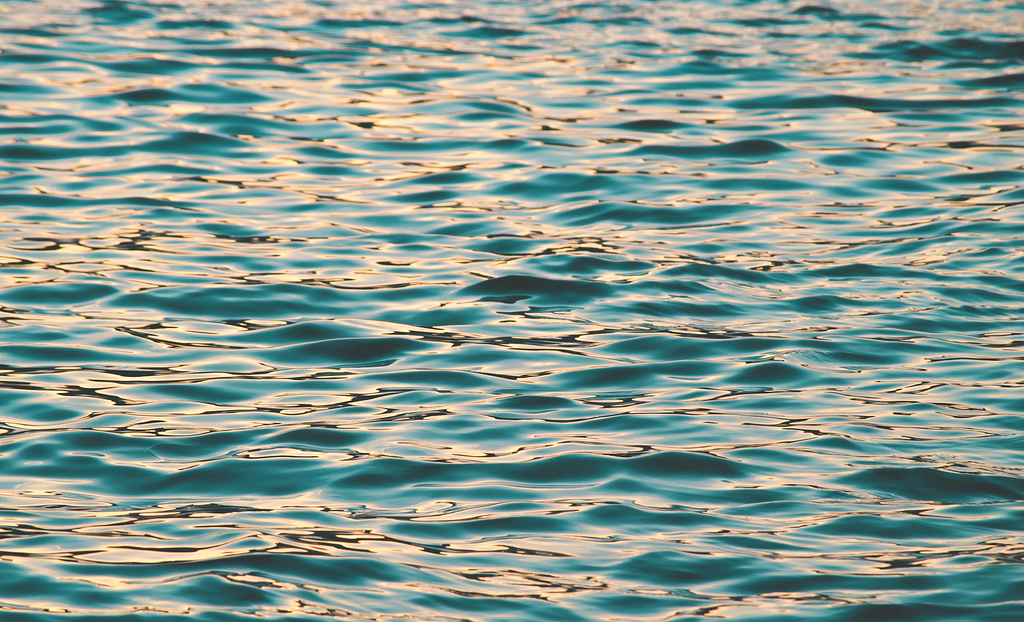水涟漪高清美感极少反光日落橙色蓝色夏天瓦片大海