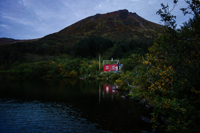 小屋风景山林湖水红房子房子树木树叶孤独安静宁静蓝天挪威