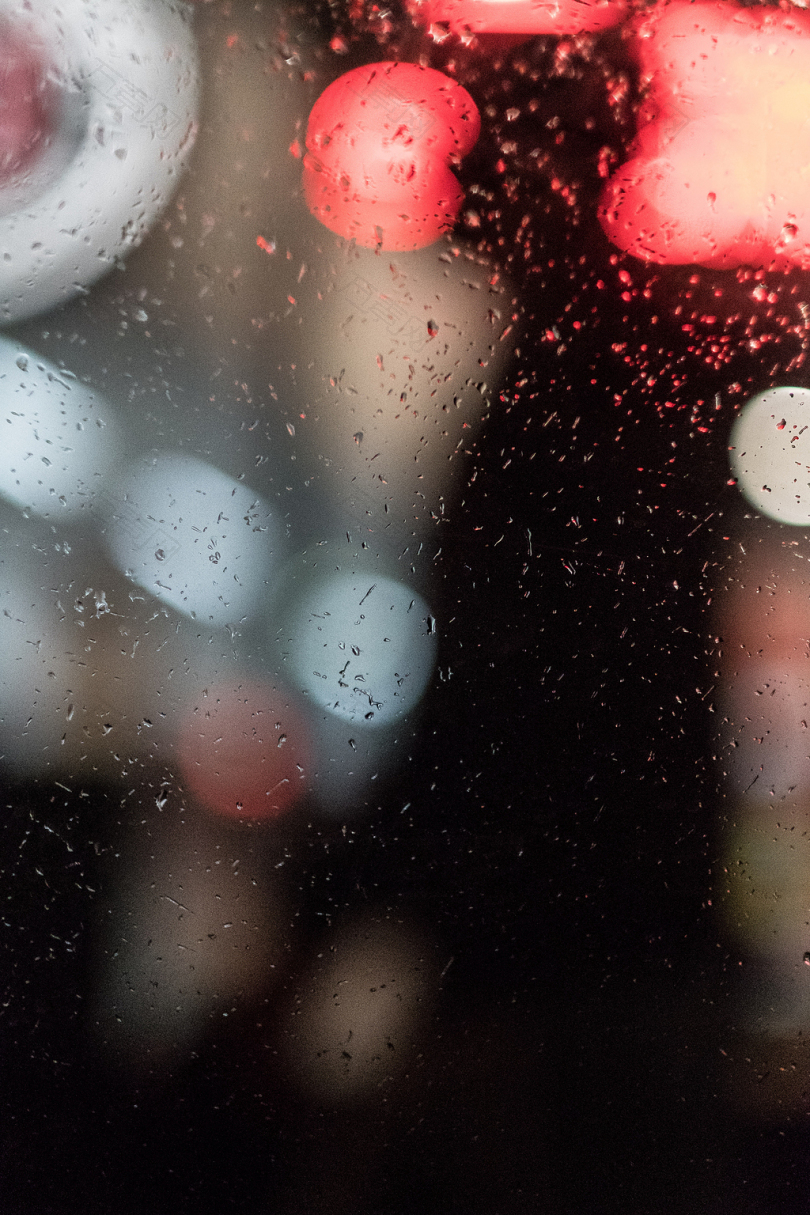 湿窗玻璃雨雨滴水滴反射模糊灯光波克人街街道摄影