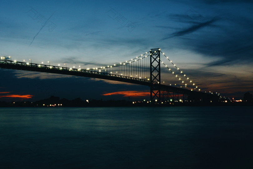 夜间钢桥