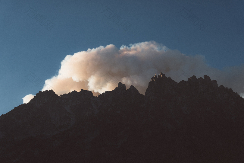 火山烟雾的风景摄影