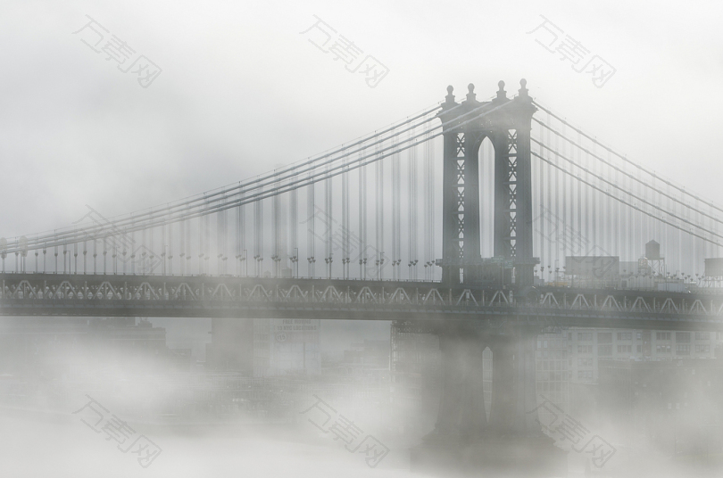 白天布鲁克林大桥上空的雾