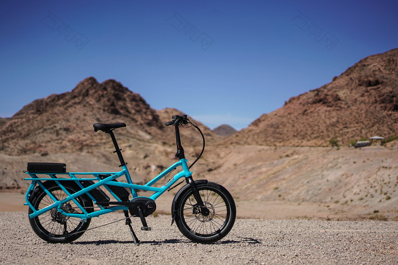 靠近山的蓝色自行车