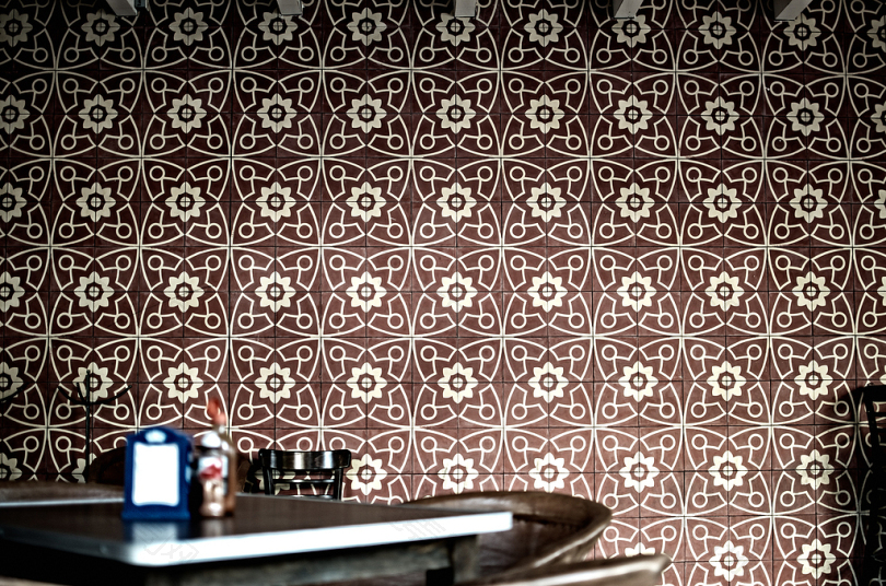 图案瓷砖室内咖啡厅棕色桌子椅子室内设计重复红色餐厅墙壁花卉书桌房间
