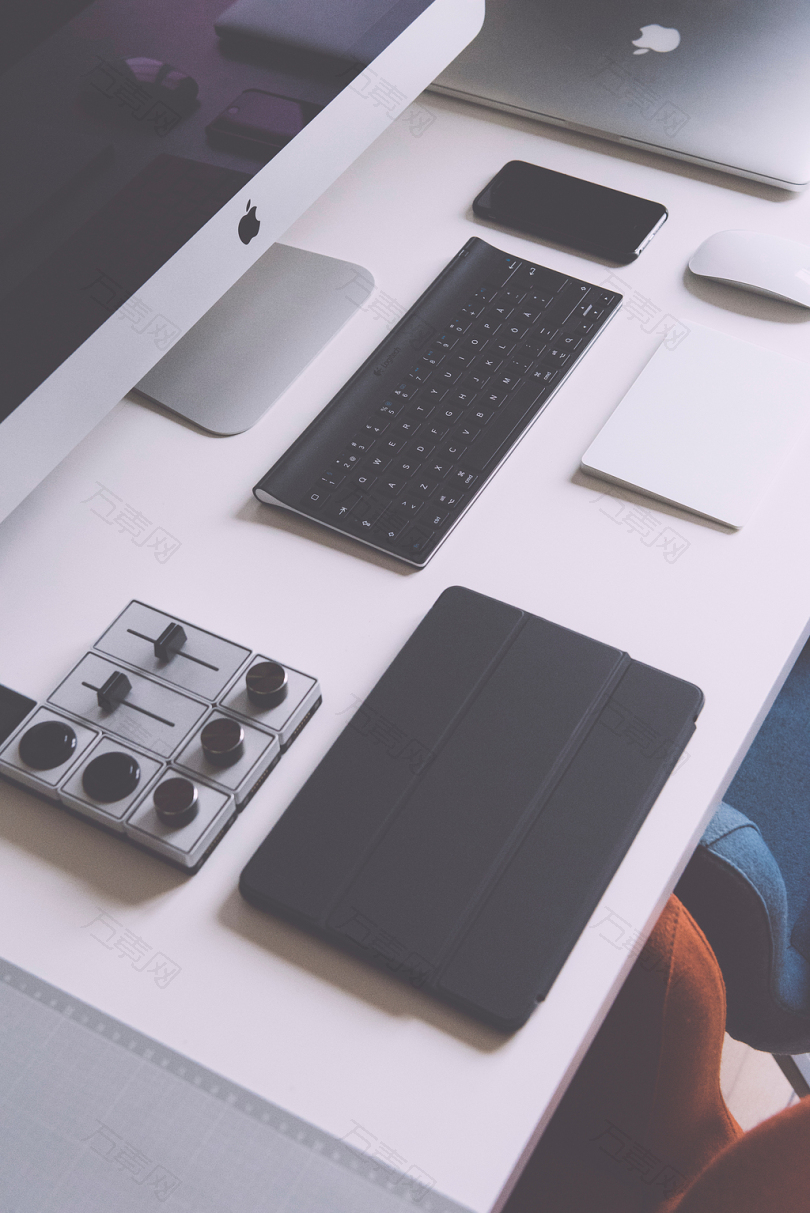 黑色iPad外壳苹果无线键盘IMAC在白桌上的平铺摄影