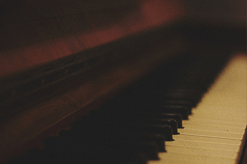棕色直立钢琴