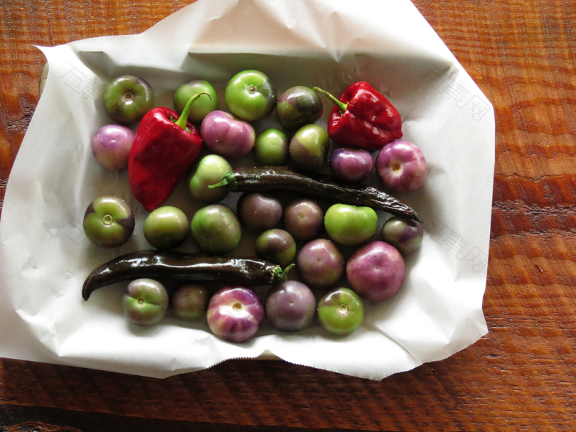 绿色和紫色西红柿和红甜椒白纸