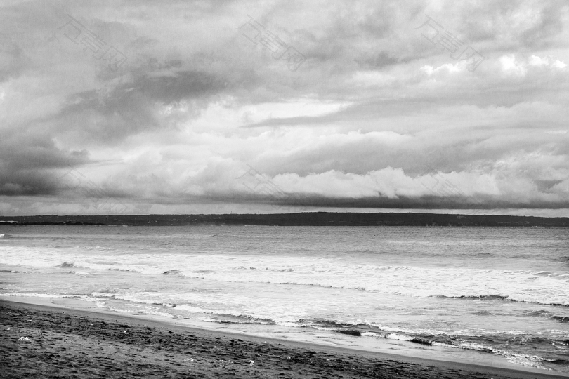 海滩和海洋的灰阶照片