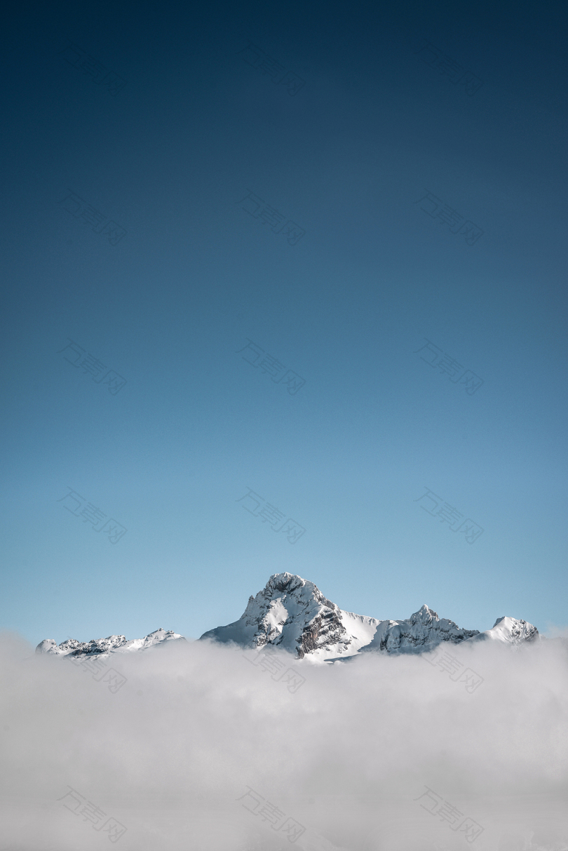 蓝天下白山的选择性聚焦摄影