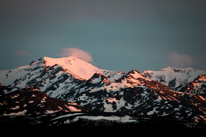 白天雪山风景图片