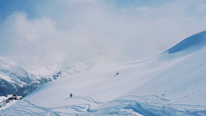 两个人白天在雪山上徒步旅行