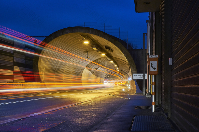 的传输系统路交通汽车隧道模糊速度运动快速照亮光痕迹蓝色
