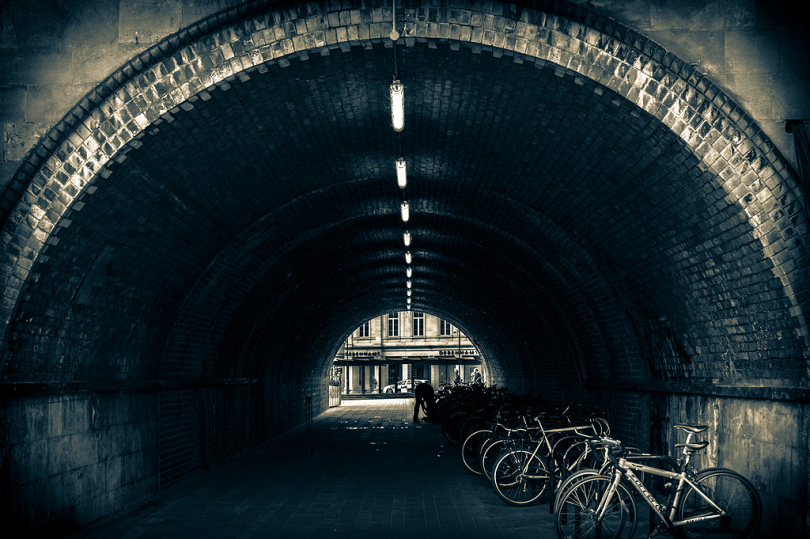 隧道自行车结构街户外对比黑色白色