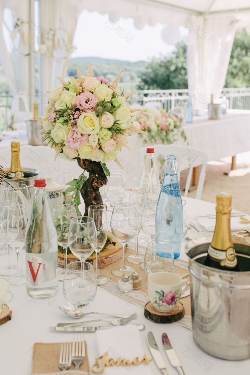 酒杯酒瓶和桌上的花束
