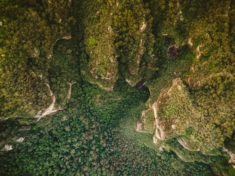 空中高山树木无人机自然森林木材上面壁纸山谷风景纹理图案野生岩石石头澳大利亚内陆