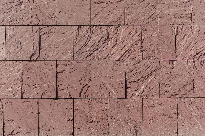 墙纹理建筑图案岩石石头砖设计结构瓷砖户外比利时鲁汶自然颜色背景玫瑰紫色