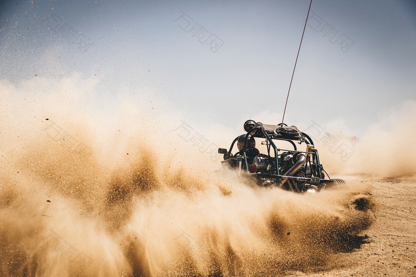 在沙漠中玩漂移的越野车