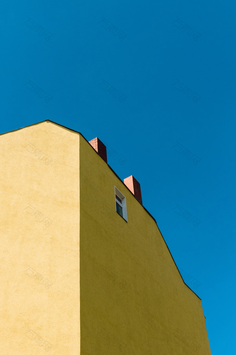 蓝天下黄混凝土建筑物的低角度摄影