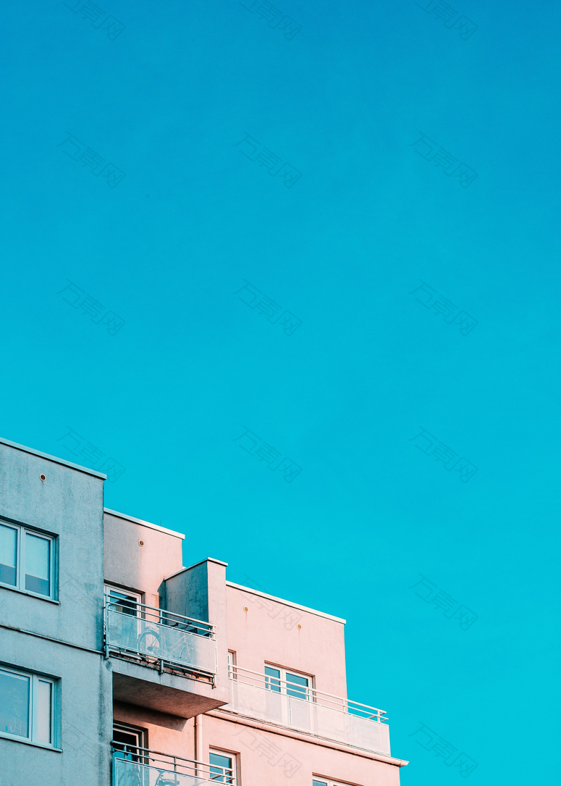 蓝天下的白色建筑