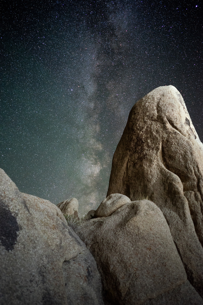星夜下的棕色岩层