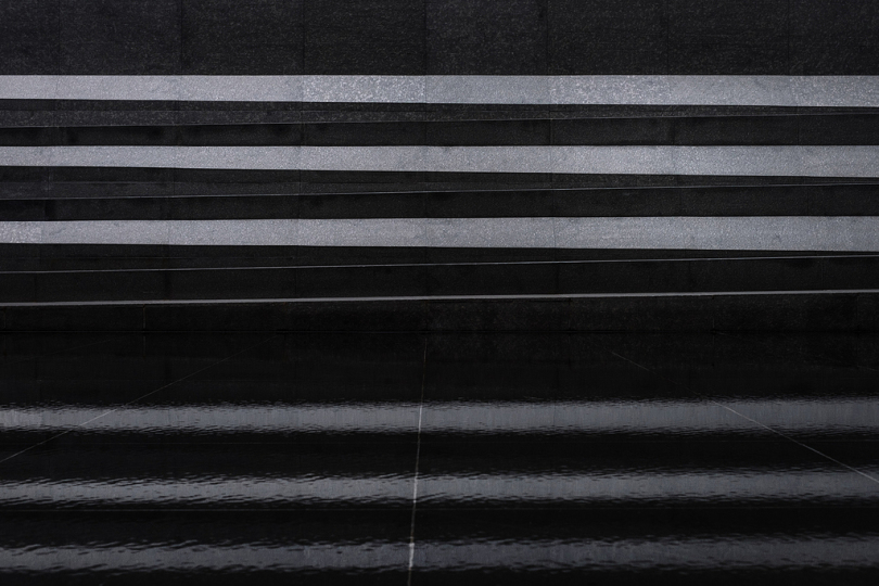 建筑物墙线灰黑三反射几何建筑对称暗背景简单干净现代城市背景暗极简