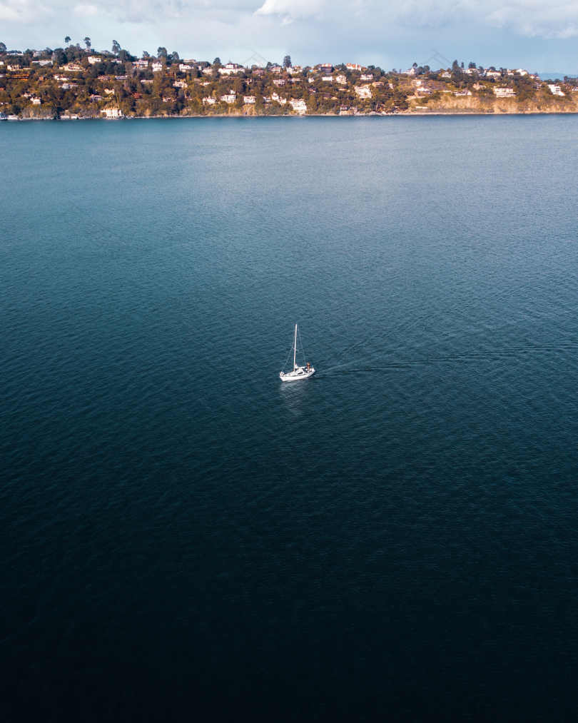 无人机视图船村庄海滨村庄孤独空虚蓝色湖泊海洋地平线帆船大海白船平静的水旅行探索水