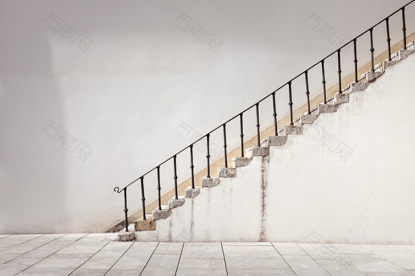 白色混凝土楼梯