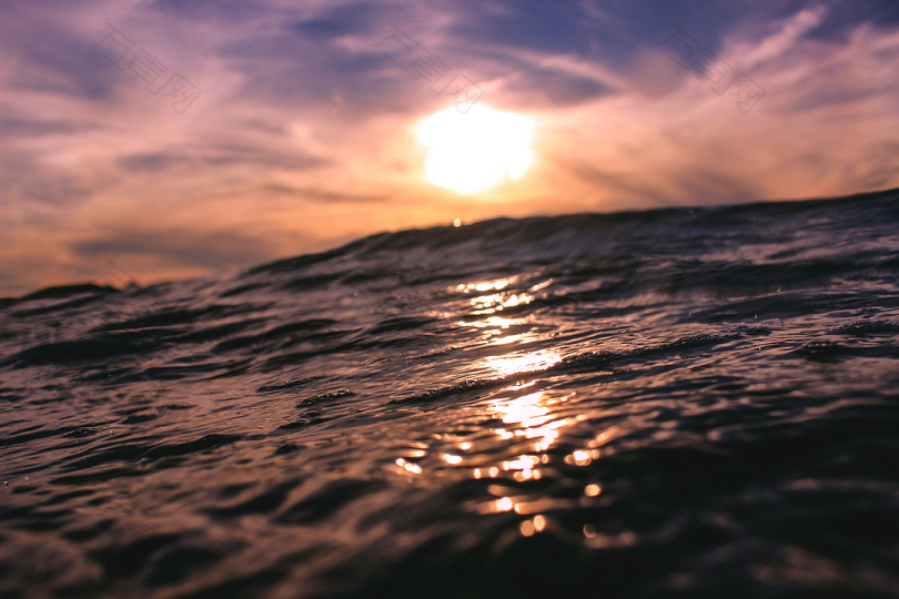 黄昏太阳下的海浪