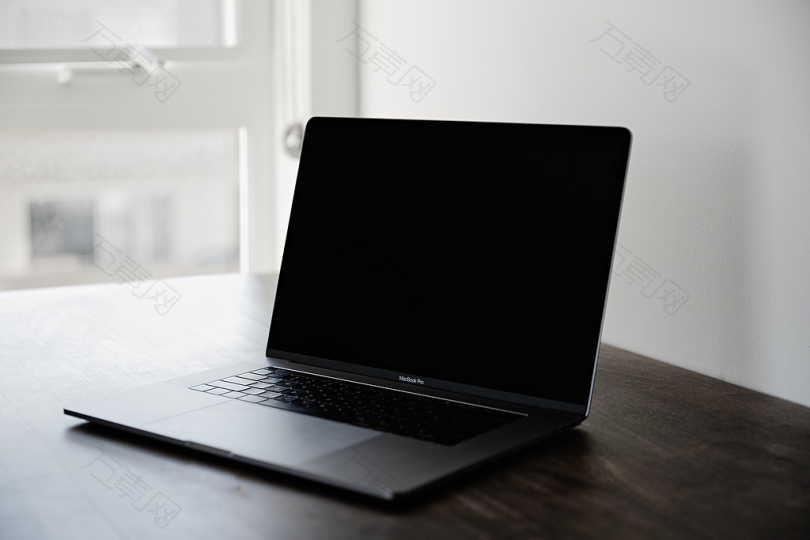 黑色MacBookPro桌面照片