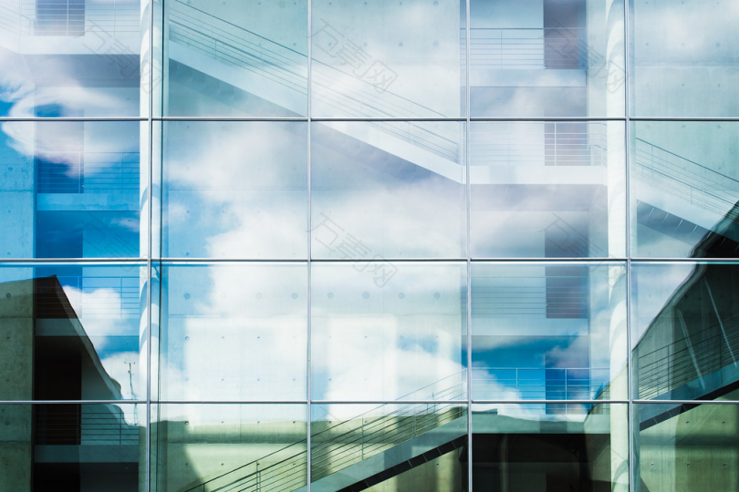 玻璃建筑窗户楼梯外面极简主义云反射天空蓝色广场抽象柏林城市现代现代建筑外部