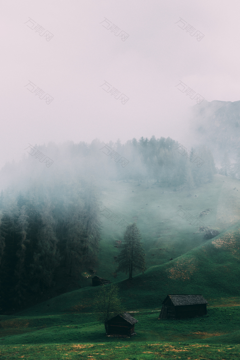 雾中的草地与青山