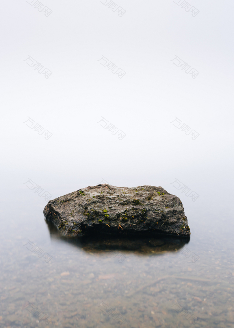 平静的水体中的褐色石头