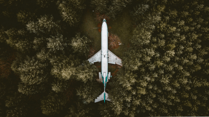 被树木环绕的飞机的航空摄影