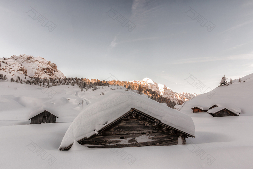 被雪覆盖的木屋