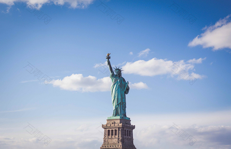 自由女神像纽约在白色和蓝色多云的天空下