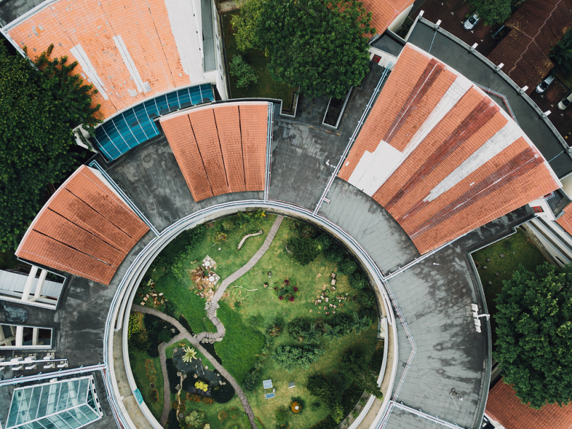 圆形花园和建筑物的空中照片