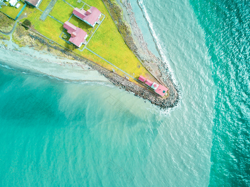 靠近水体边缘的粉红色房子的航空摄影