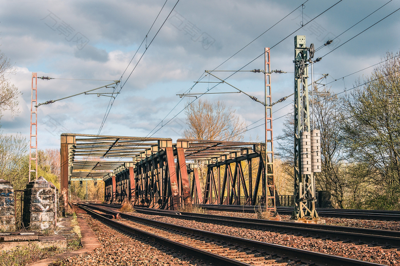 火车铁路的传输系统铁路线铁路桥梁架构铁轨钢