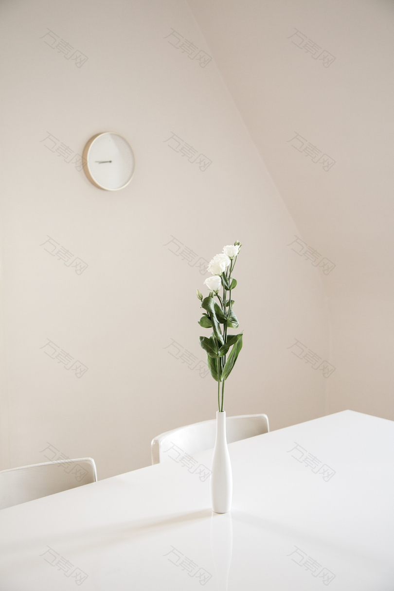白色的白色花瓶在白色桌面上