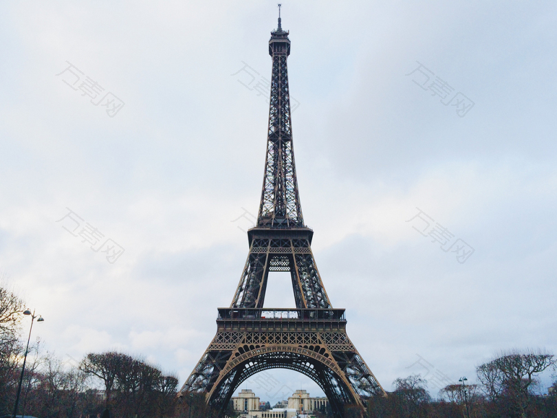 巴黎埃菲尔铁塔白天