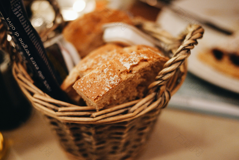 柳条筐烤面包的选择性聚焦摄影