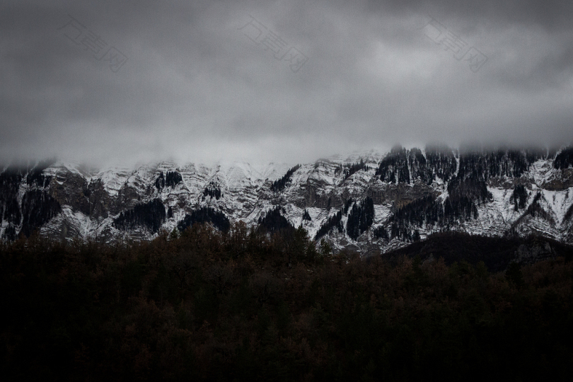 山脉风景雾森林多云灰色天气冬天雪雪盖寒冷自然凉爽棕色寒冷的天气树木