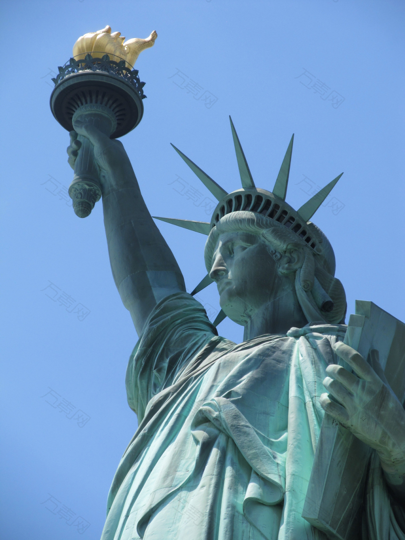 蓝天下的纽约自由女神像