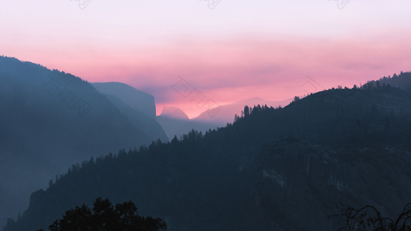 日落时的森林山