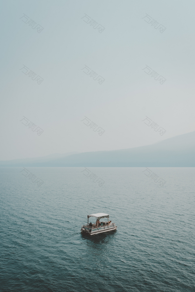 湖面上一艘小船