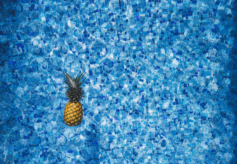 菠萝在水体上的鸟瞰摄影