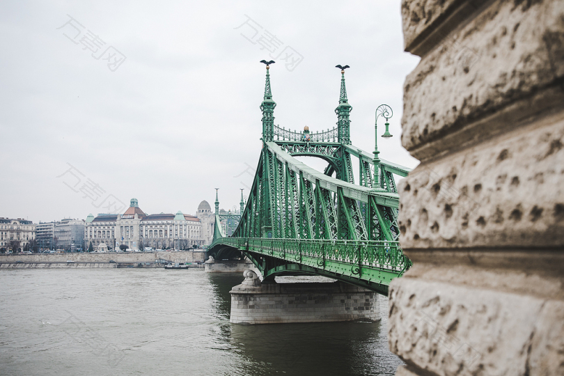 绿色金属桥