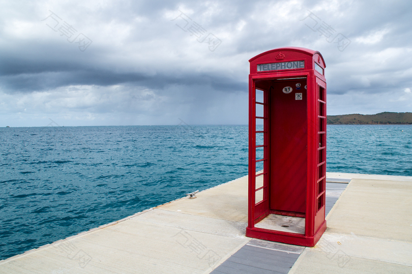 海边红色电话亭
