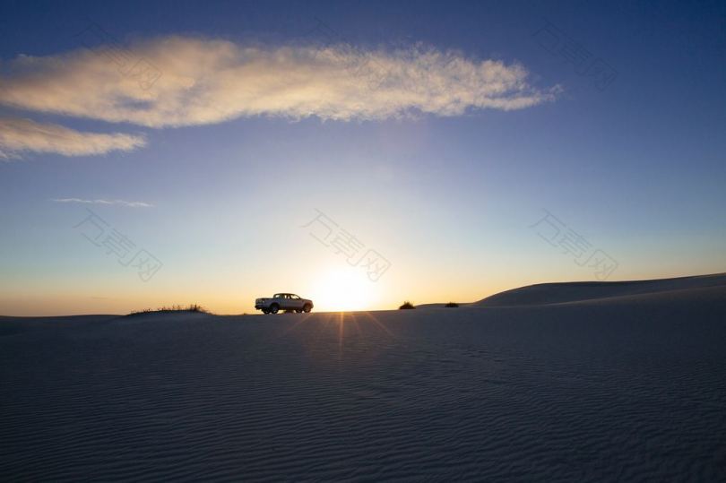 日落时沙漠上的汽车